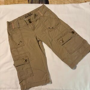Old Navy Women’s Khaki Low Rise Cargo Shorts - Size 1